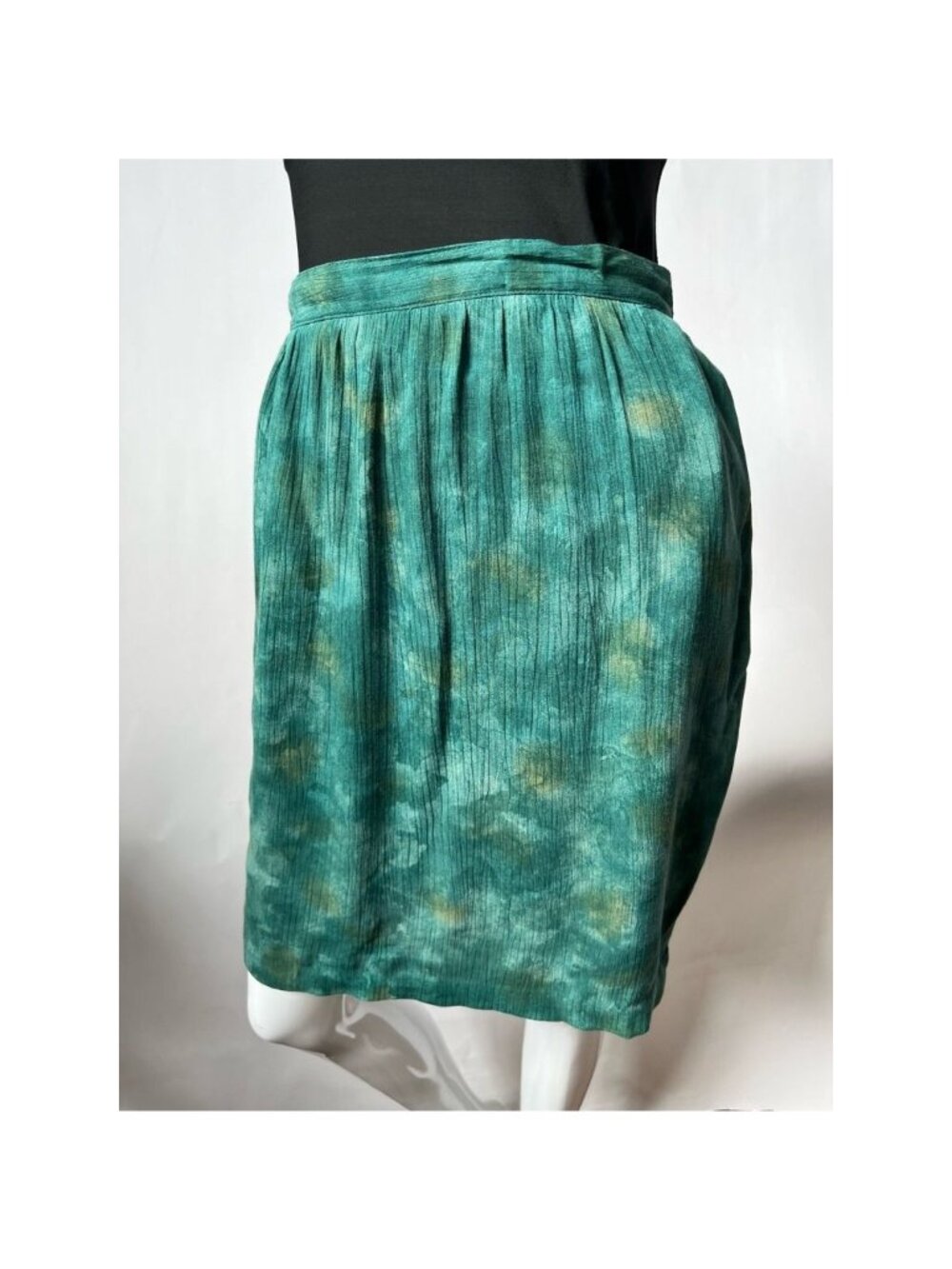 Vintage Green Pleated Knee-Length Skirt With Elastic Waistband & Subtle Tie-Dye